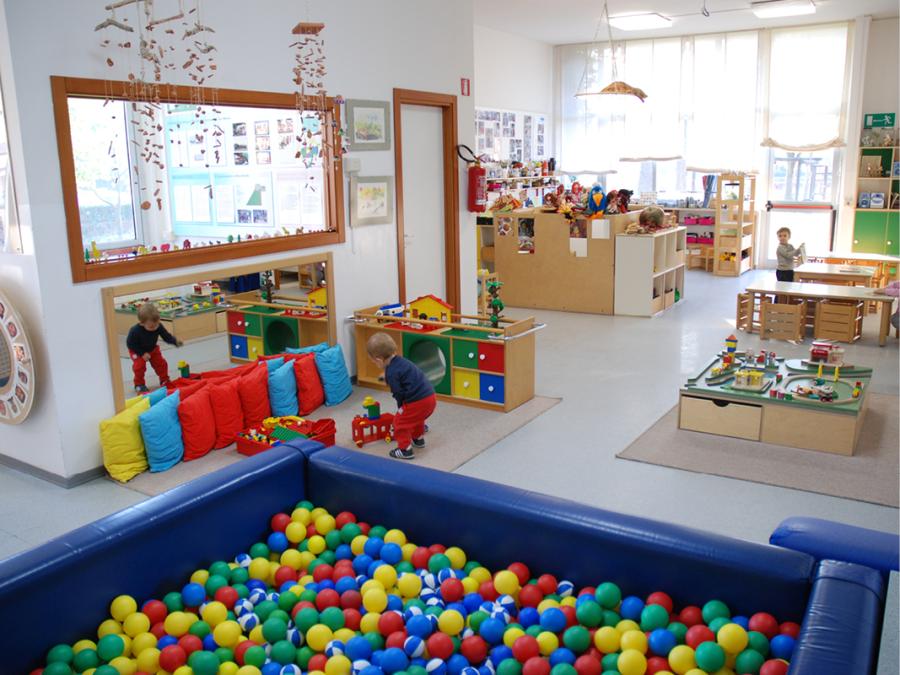 ELC setting with open plan arrangement allowing children to freely move around. Pinocchio Infant-Toddler Centre, San Miniato, Italy.